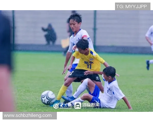 足球明星巨幅海报图片展现运动魅力与激情瞬间的完美结合